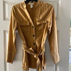 Like new H&M Women's Mustard Button-Front shirt with matching tie belt